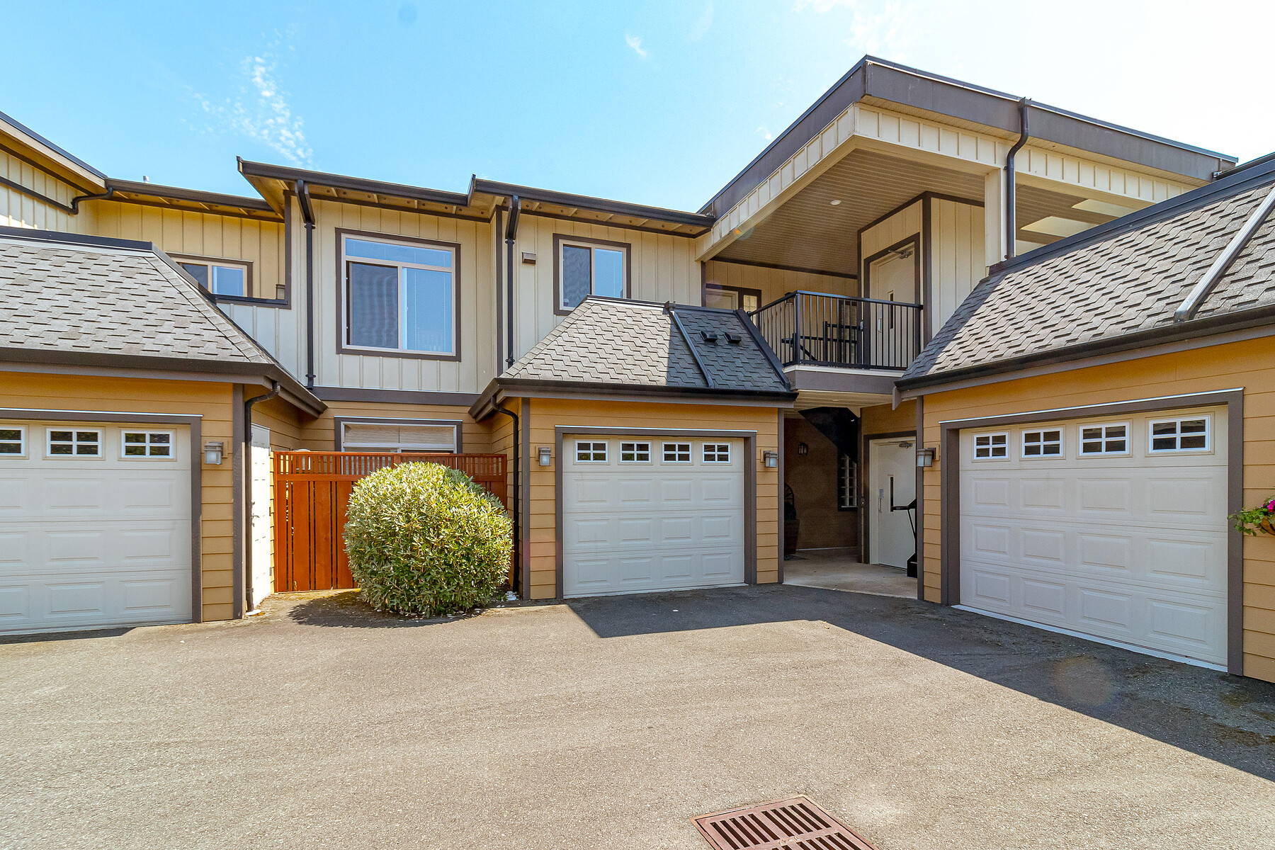 1022329 Bradford Ave Multimedia Showcase