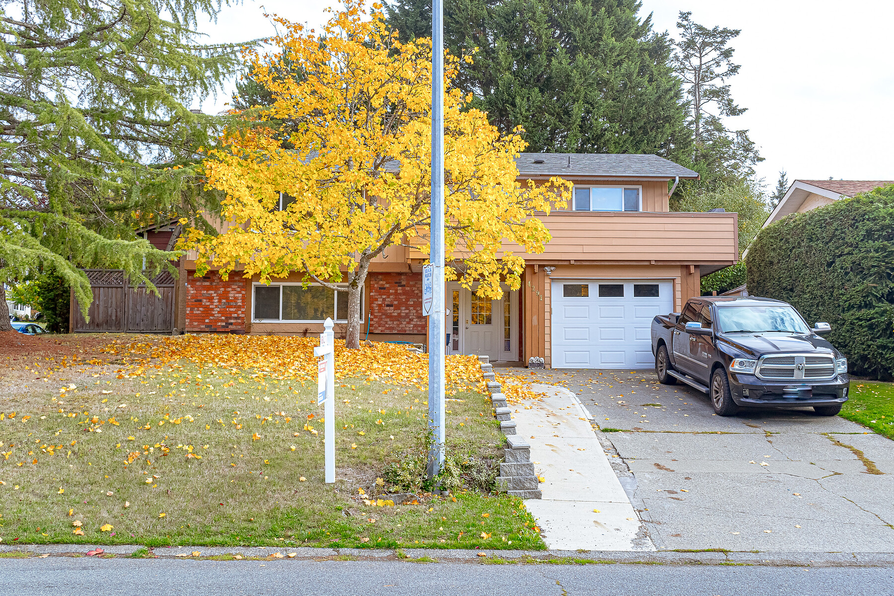 4291 Eastridge Cres Multimedia Showcase