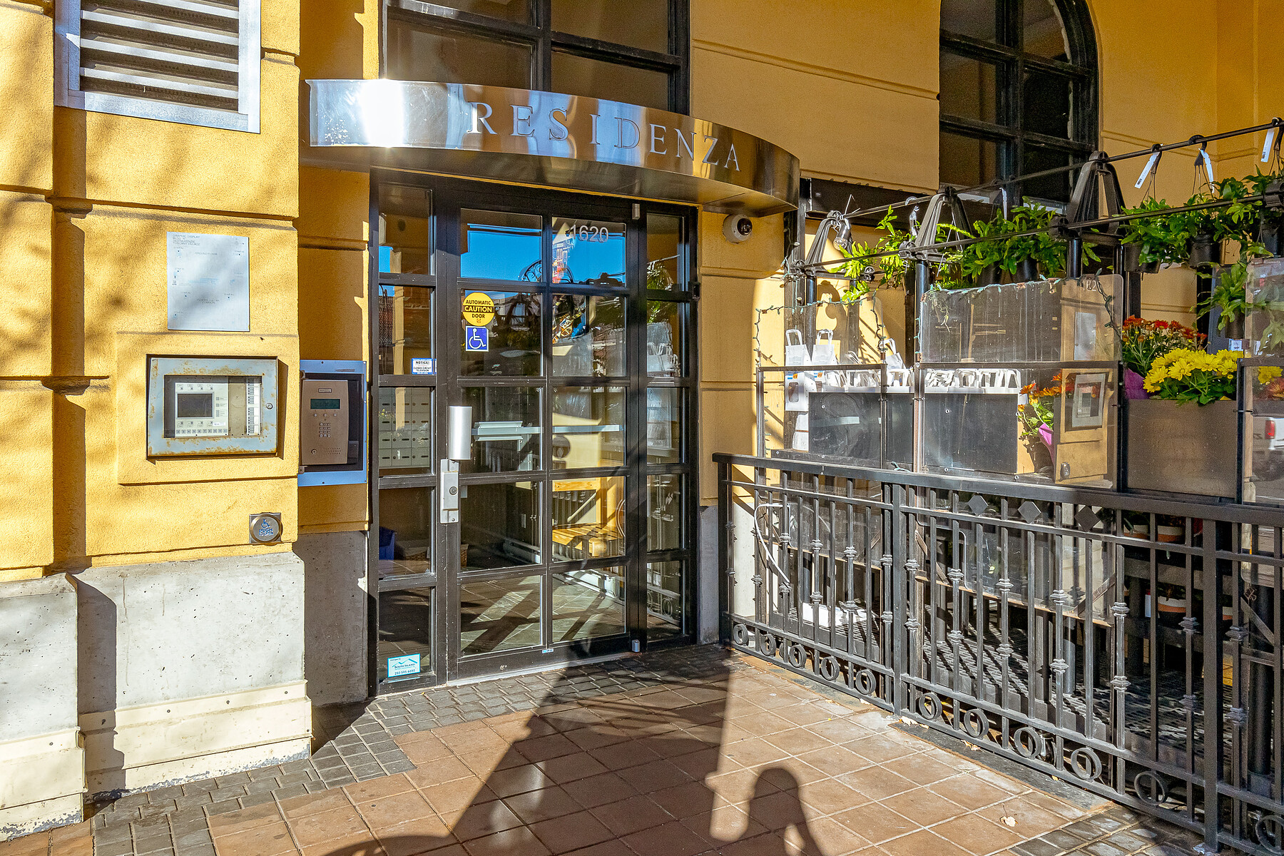 3191620 McKenzie Ave Multimedia Showcase