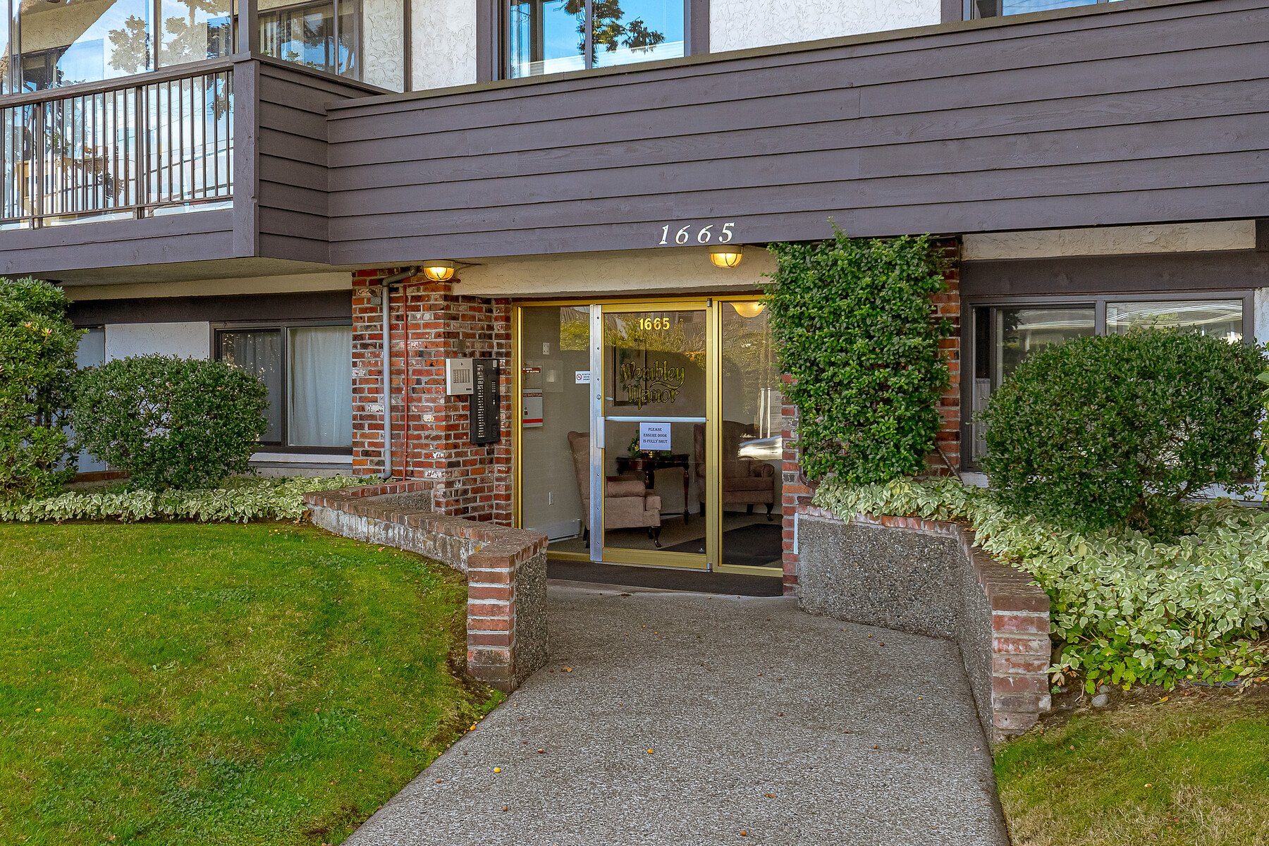 3041665 Oak Bay Ave Multimedia Showcase